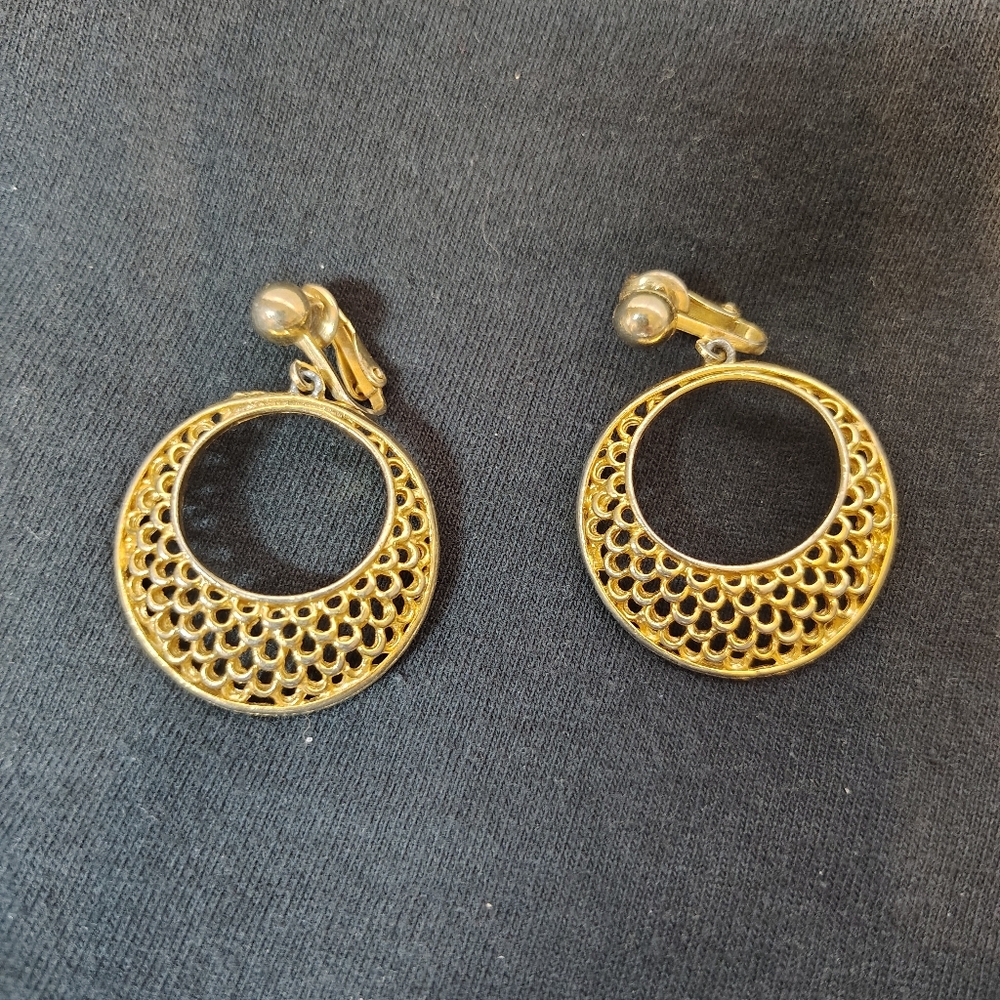 Vintage Gold Tone Filigree Clip On Earrings 1.5" Dangle Retro Scallop Design